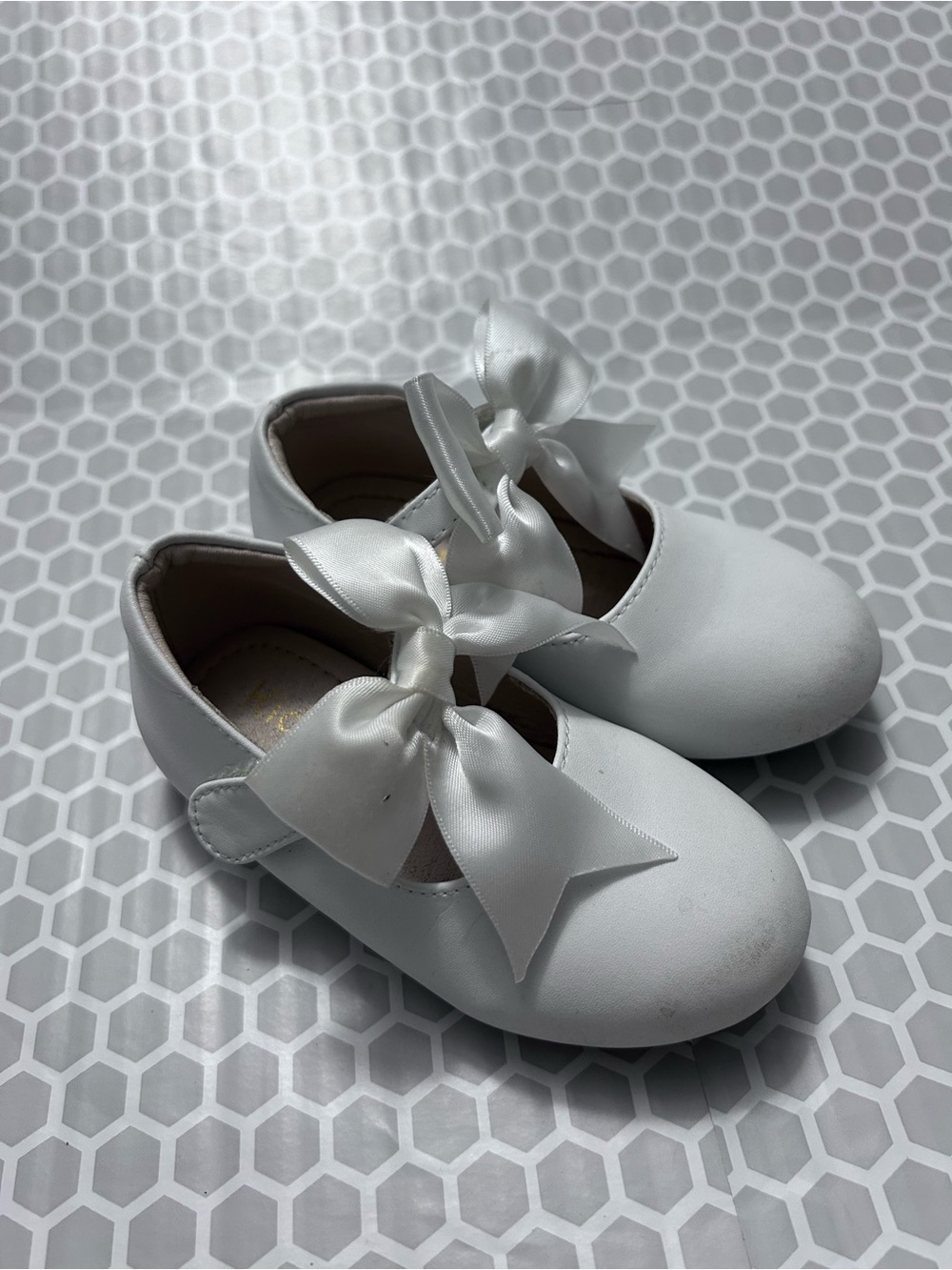 Kiderence White Girls' Satin Bow Mary Jane Dress Shoes. Size 7